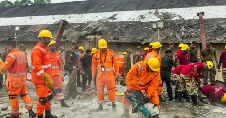 নির্মাণাধীন ওয়্যারহাউজের ছাদ ধসে উদ্ধার কাজ চলছে